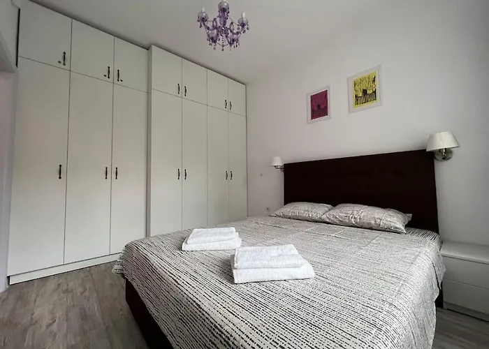 Lovely Central 1-Bedroom Rental With Patio