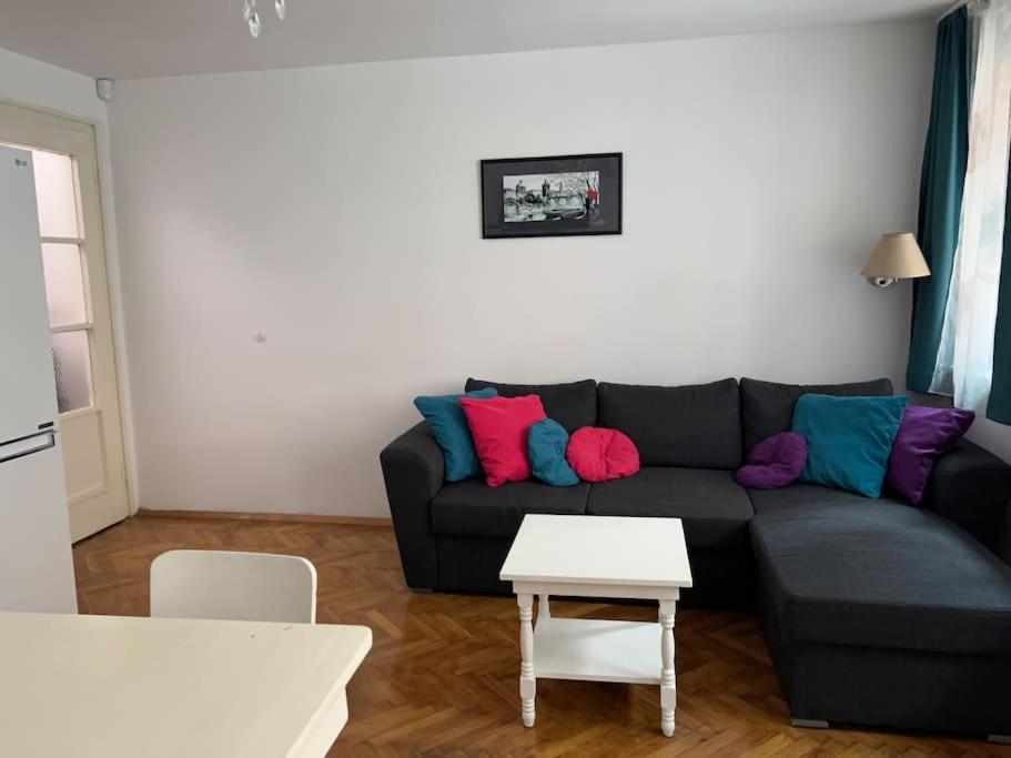 Lovely 1-bedroom With Patio *